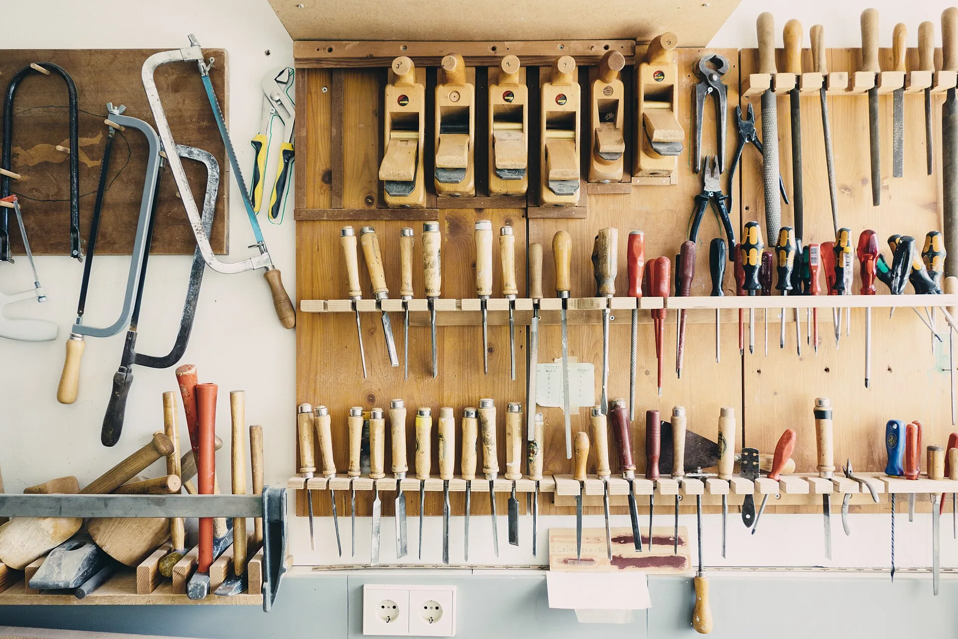 Mur d'outils dans un atelier (photo d'illustration)