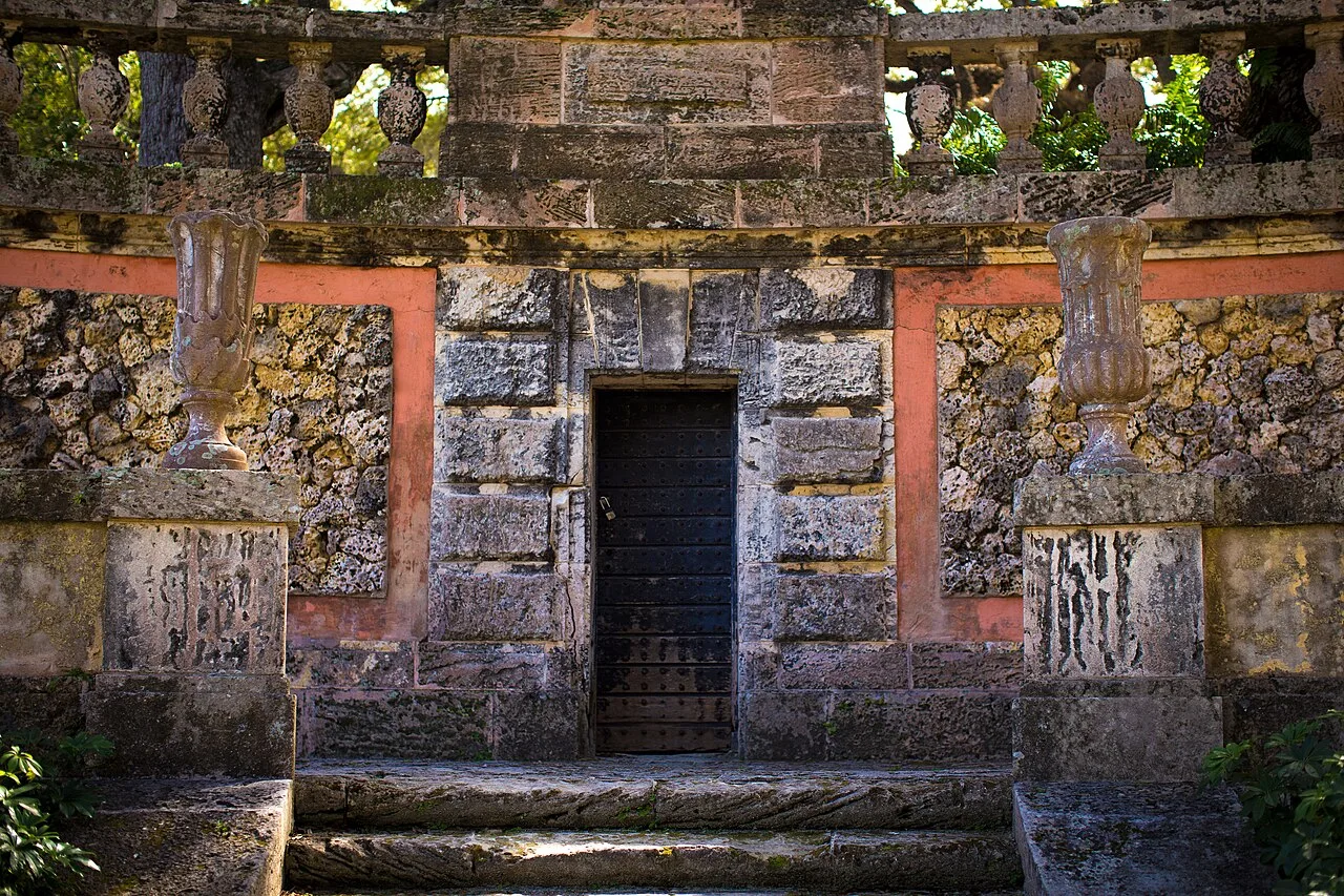 Porte ferrée et son cadenas (photo d'illustration)
