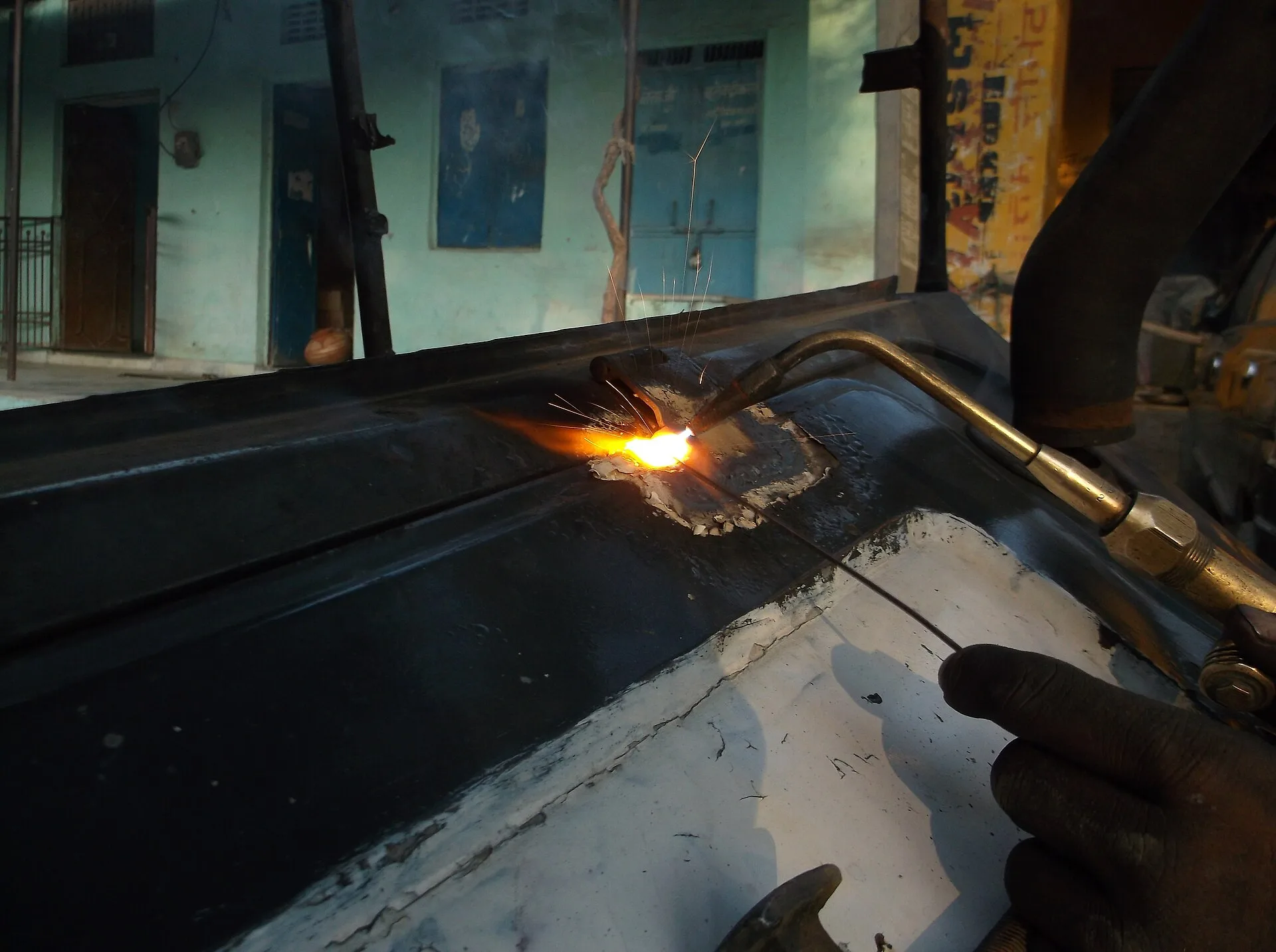 Soudeur au travail dans un atelier (photo d'illustration)
